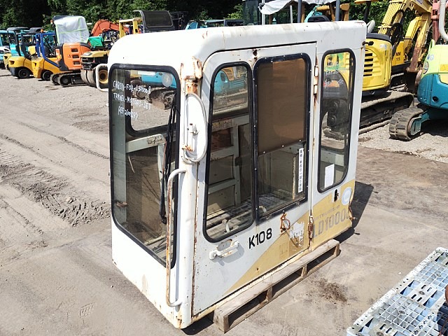 CABIN-LD1000&TRAVEL-MOTOR ★ Parts & Attachment ★ Operation Not Confirmed and also not checked Damage and Missing parts 動作未確認、また目視での破損・欠品も確認していない