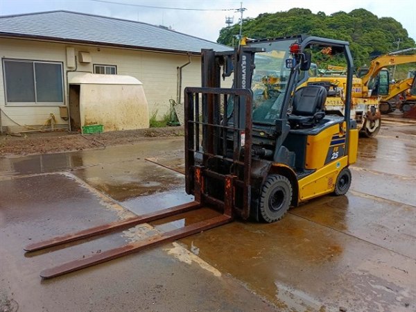 KOMATSU FB25-12 ★ Forklift ★ 3.0m, 2900kg, W/ BATTERY CHARGER - Image 1