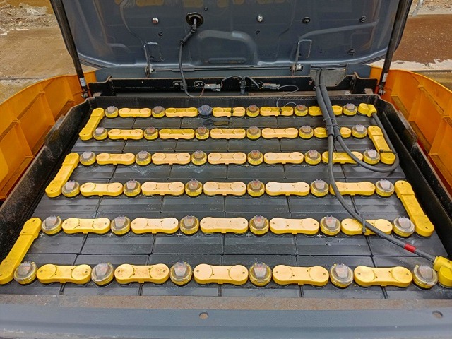 KOMATSU FB25-12 ★ Forklift ★ 3.0m, 2900kg, W/ BATTERY CHARGER