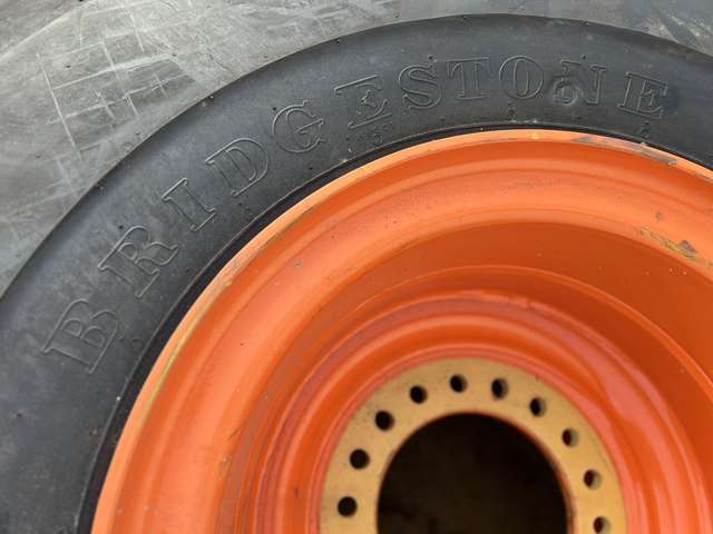 TIRE_ZW220-6_1pc ★ Parts & Attachment ★ 23.5-25-16PR w/RIM, UnUSED 未使用品