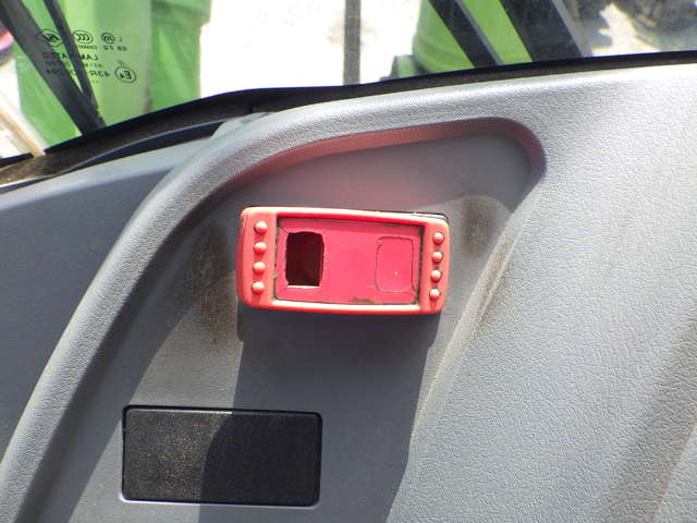 HITACHI ZW220-5B ★ Loader(Crawled/Wheeled) ★ CAB, BKT, A/C, Urethane Filled Tires