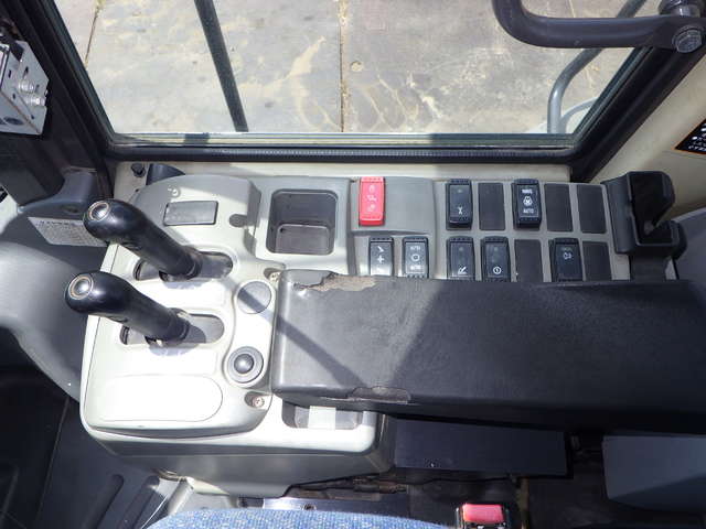 HITACHI ZW220-5B ★ Loader(Crawled/Wheeled) ★ CAB, BKT, A/C, Urethane Filled Tires