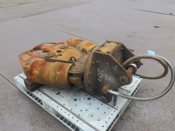 TOKU PRIMARY_CRUSHER_0.2m3 ★ Parts & Attachment ★ Not checked operation & availability of missing parts 動作及び欠品の有無未確認 - Image 2