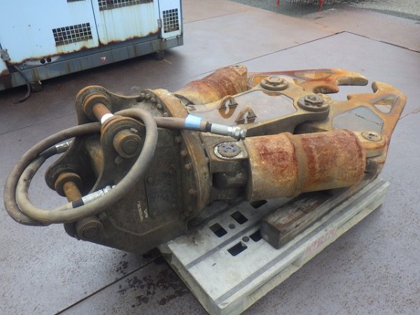 TOKU PRIMARY_CRUSHER_0.3m3 ★ Parts & Attachment ★ Not checked operation & availability of missing parts 動作及び欠品の有無未確認 - Image 3